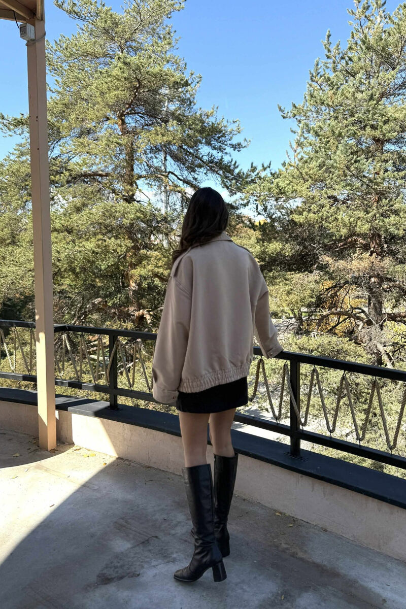 XHAKETË NJË NGJYRËSHE ME BUTONA DHE ZINXHIR PËR FEMRA NË NGJYRË BEZHË - 2