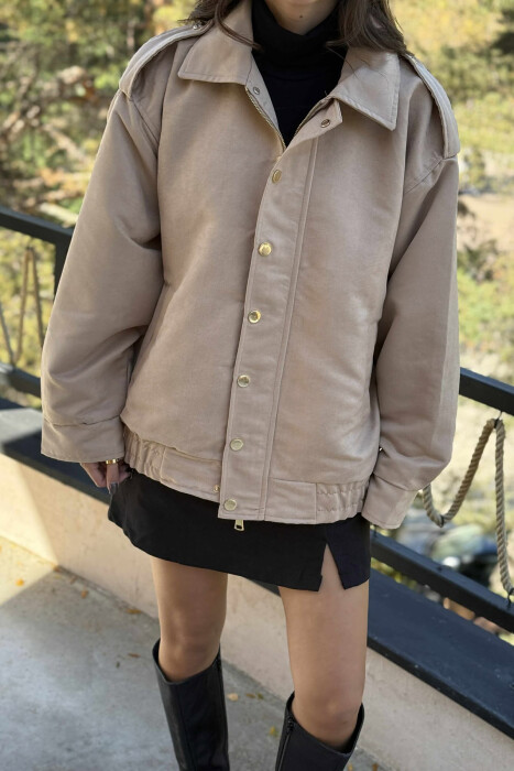 XHAKETË NJË NGJYRËSHE ME BUTONA DHE ZINXHIR PËR FEMRA NË NGJYRË BEZHË - 3