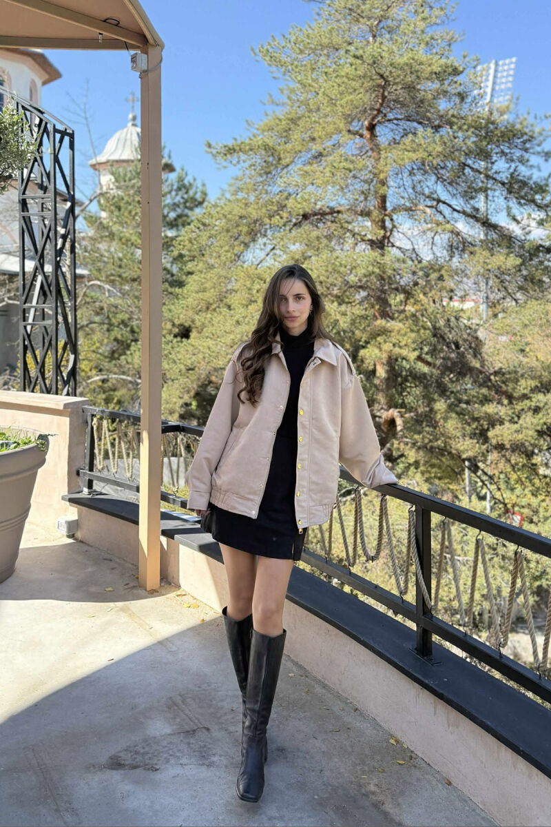 XHAKETË NJË NGJYRËSHE ME BUTONA DHE ZINXHIR PËR FEMRA NË NGJYRË BEZHË - 4