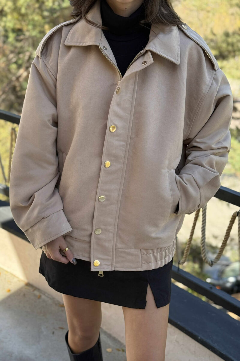 XHAKETË NJË NGJYRËSHE ME BUTONA DHE ZINXHIR PËR FEMRA NË NGJYRË BEZHË - 5