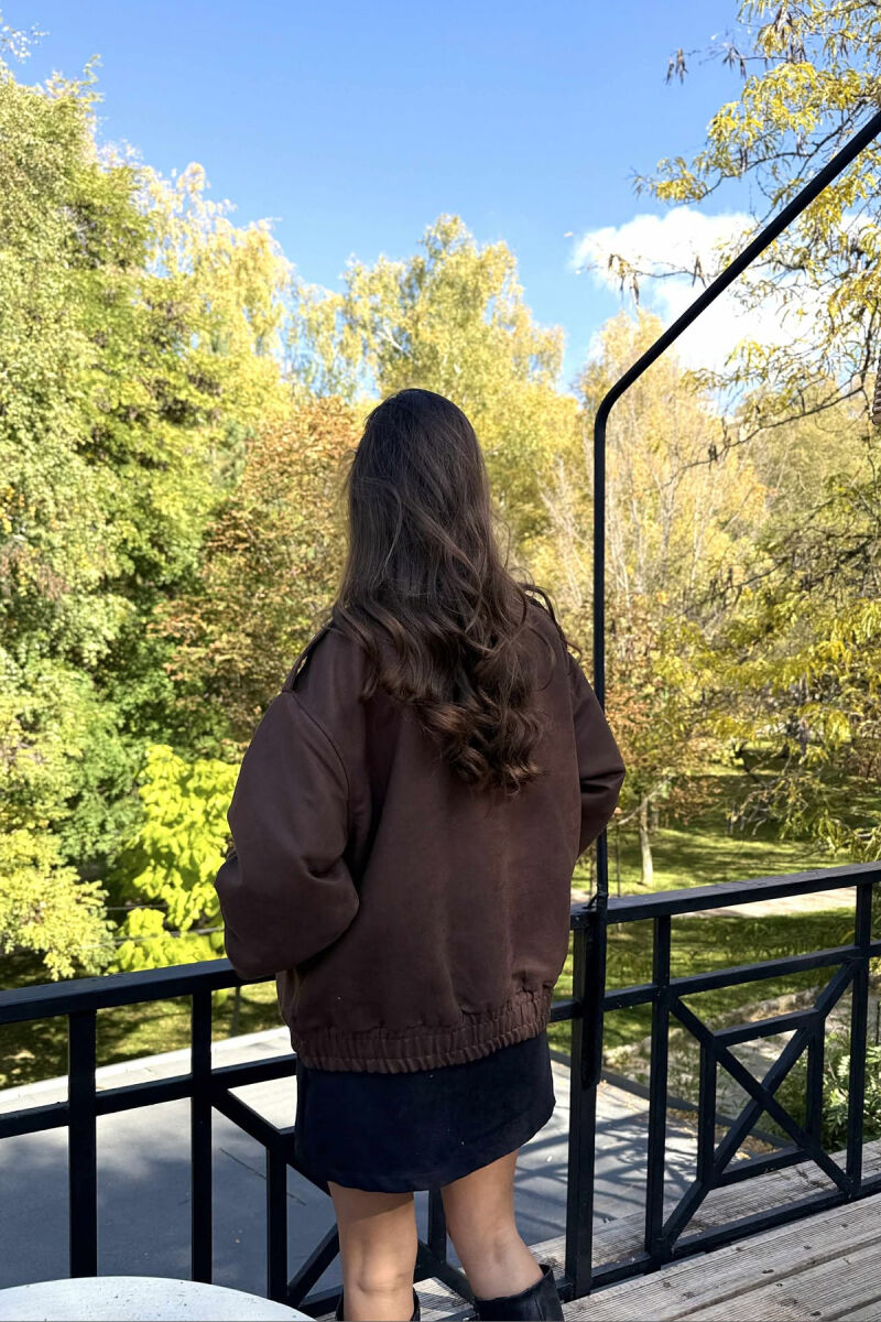 XHAKETË NJË NGJYRËSHE ME BUTONA DHE ZINXHIR PËR FEMRA NË NGJYRË KAFE TË ERRËT - 2