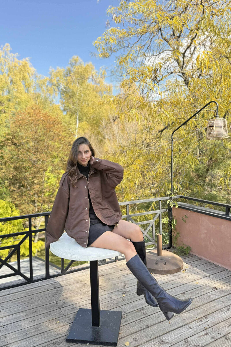 XHAKETË NJË NGJYRËSHE ME BUTONA DHE ZINXHIR PËR FEMRA NË NGJYRË KAFE TË ERRËT - 3