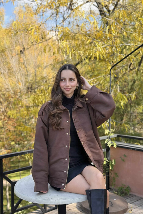 XHAKETË NJË NGJYRËSHE ME BUTONA DHE ZINXHIR PËR FEMRA NË NGJYRË KAFE TË ERRËT - 4