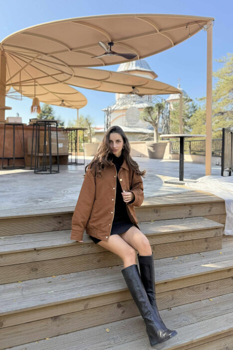 XHAKETË NJË NGJYRËSHE ME BUTONA DHE ZINXHIR PËR FEMRA NË NGJYRË KAFE - 2