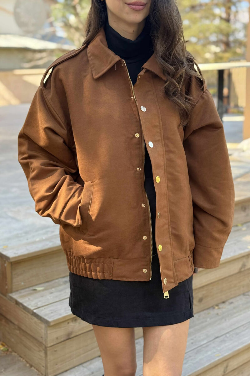 XHAKETË NJË NGJYRËSHE ME BUTONA DHE ZINXHIR PËR FEMRA NË NGJYRË KAFE - 3