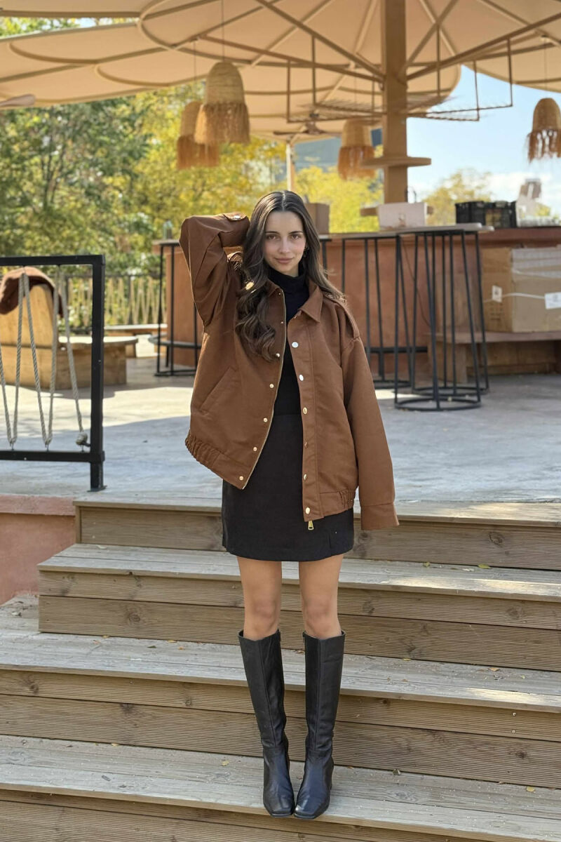 XHAKETË NJË NGJYRËSHE ME BUTONA DHE ZINXHIR PËR FEMRA NË NGJYRË KAFE - 4