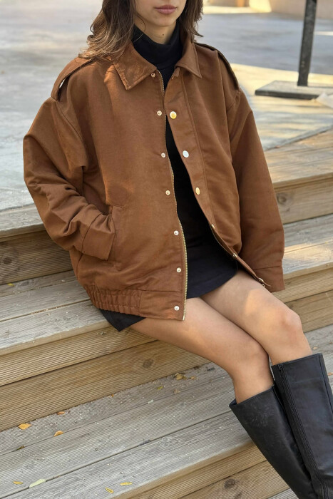 XHAKETË NJË NGJYRËSHE ME BUTONA DHE ZINXHIR PËR FEMRA NË NGJYRË KAFE - 5