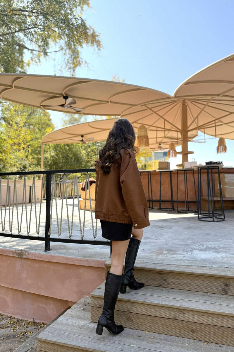 XHAKETË NJË NGJYRËSHE ME BUTONA DHE ZINXHIR PËR FEMRA NË NGJYRË KAFE - 6