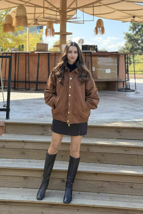 XHAKETË NJË NGJYRËSHE ME BUTONA DHE ZINXHIR PËR FEMRA NË NGJYRË KAFE - 7