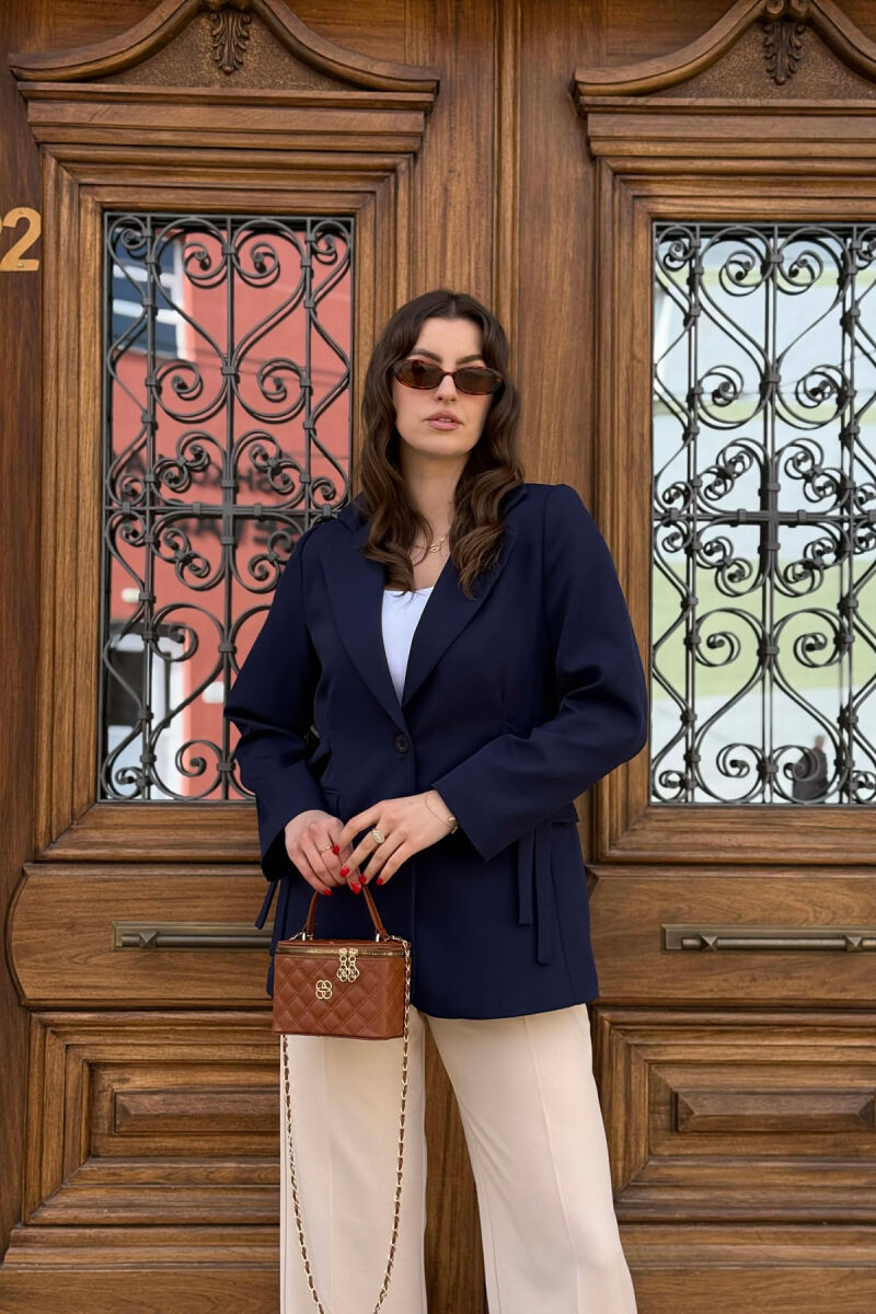 XHAKETE NJE NGJYRESHE ME BUTONA PER FEMRA NE NGJYRE BLU - 1