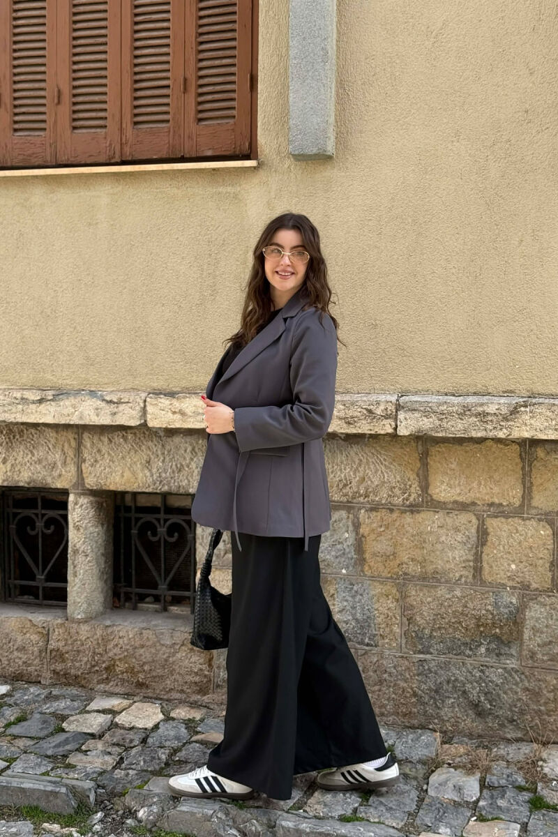 XHAKETE NJE NGJYRESHE ME BUTONA PER FEMRA NE NGJYRE GRI TE ERRET - 2