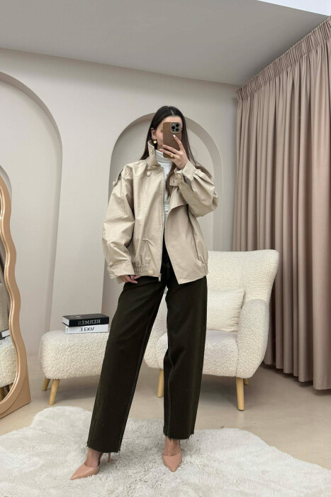 XHAKETE NJE NGJYRESH ME JAKE TE LARTE DHE ME BUTONA PER FEMRA NE NGJYRE BEZHE - 4