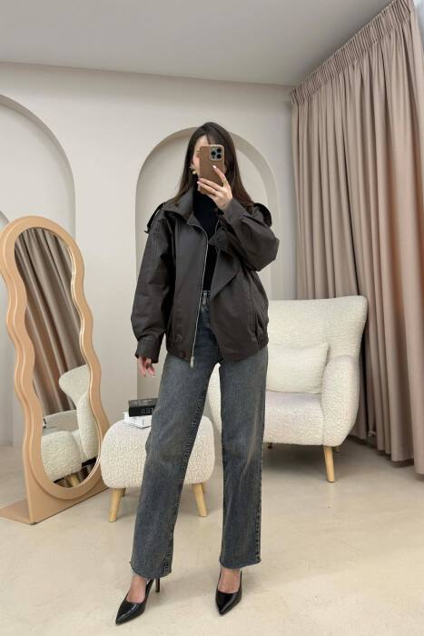 XHAKETE NJE NGJYRESH ME JAKE TE LARTE DHE ME BUTONA PER FEMRA NE NGJYRE KAFE TE ERRET - 3