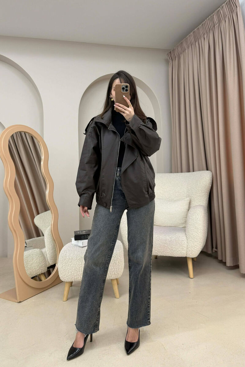 XHAKETE NJE NGJYRESH ME JAKE TE LARTE DHE ME BUTONA PER FEMRA NE NGJYRE KAFE TE ERRET - 3