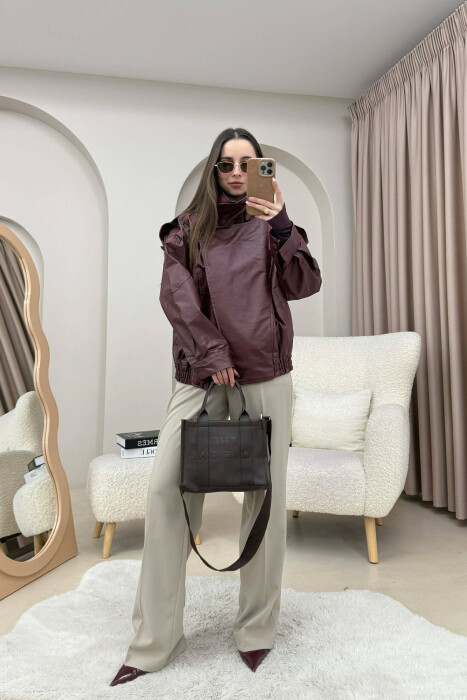 XHAKETE NJE NGJYRESH ME JAKE TE LARTE DHE ME BUTONA PER FEMRA NE NGJYRE VISHNJE - 2