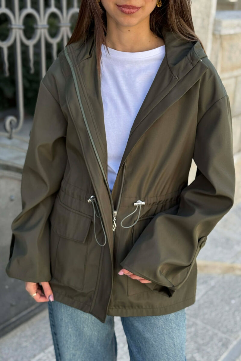 XHAKETE NJE NGJYRESHE ME KAPUÇ DHE ZINXHIR PER FEMRA NE NGJYRE JESHILE - 2