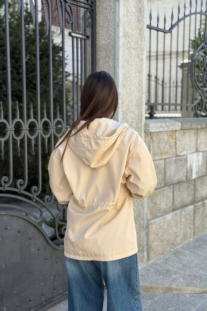 XHAKETE NJE NGJYRESHE ME KAPUÇ DHE ZINXHIR PER FEMRA NE NGJYRE KREM - 4