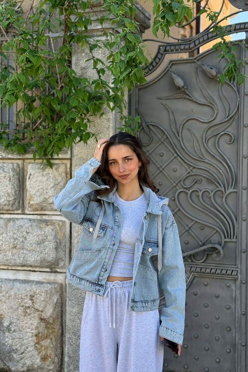 XHAKETE NJE NGJYRESHE ME KAPUÇ PER FEMRA NE NGJYRE BLU TE ZBARDHUR - 1