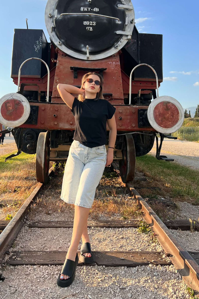 XHINSE TË SHKURTRA TË THJESHTA PËR FEMRA NË NGJYRËN BLU E ZBARDHUR - 4