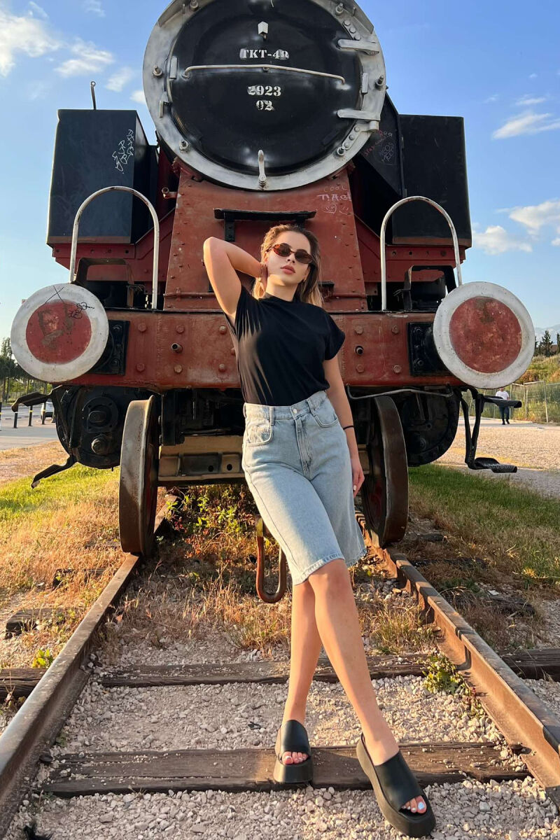 XHINSE TË SHKURTRA TË THJESHTA PËR FEMRA NË NGJYRËN BLU E ZBARDHUR - 1