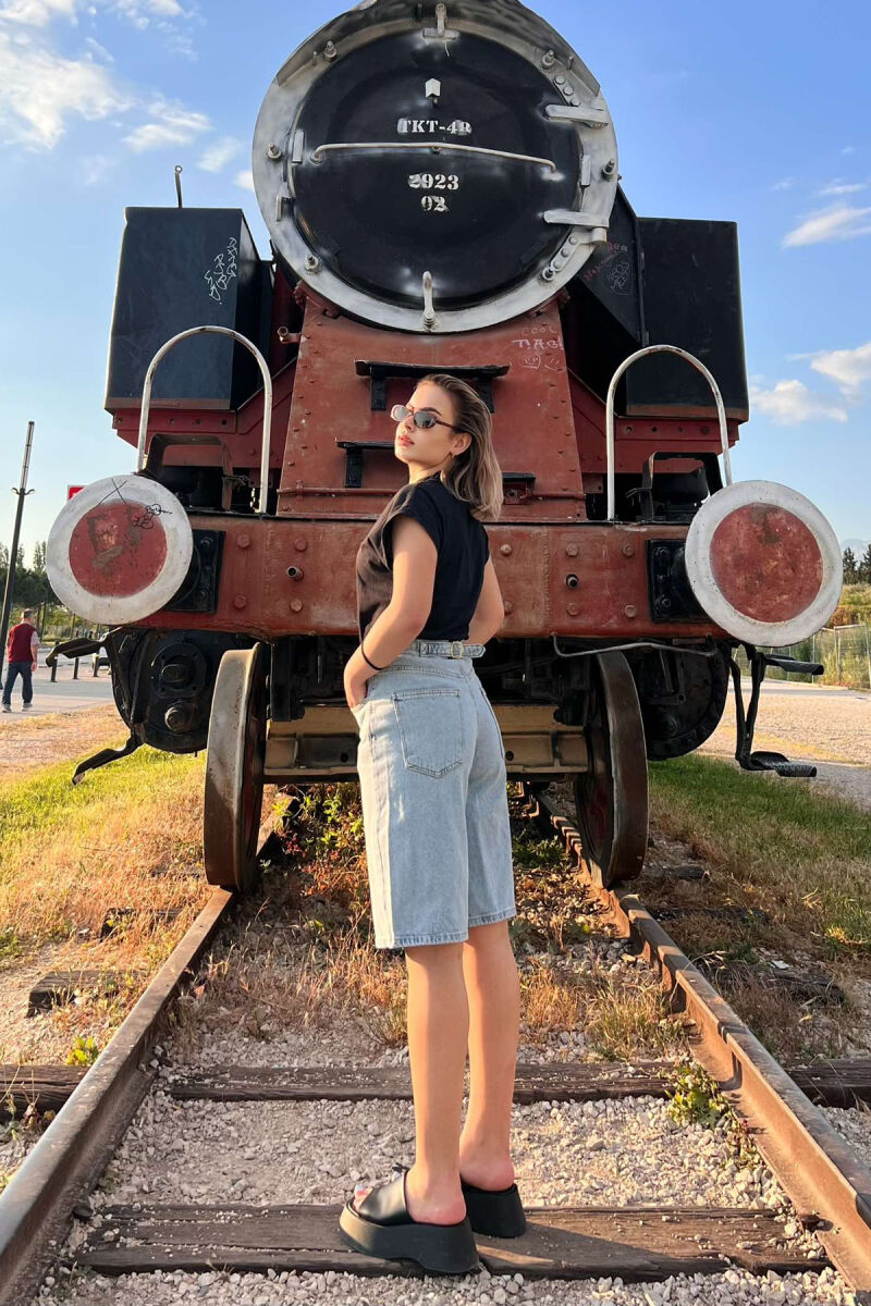 XHINSE TË SHKURTRA TË THJESHTA PËR FEMRA NË NGJYRËN BLU E ZBARDHUR - 2