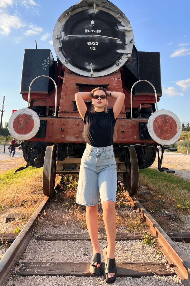 XHINSE TË SHKURTRA TË THJESHTA PËR FEMRA NË NGJYRËN BLU E ZBARDHUR - 3