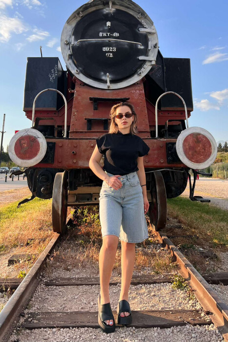 XHINSE TË SHKURTRA TË THJESHTA PËR FEMRA NË NGJYRËN BLU E ZBARDHUR - 4