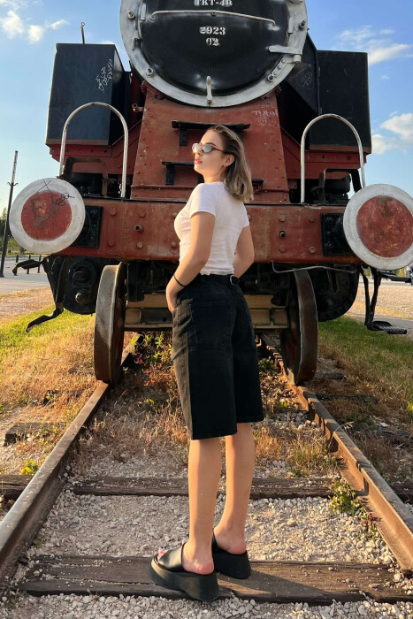 XHINSE TË SHKURTRA TË THJESHTA PËR FEMRA NË NGJYRËN E ZEZË - 3