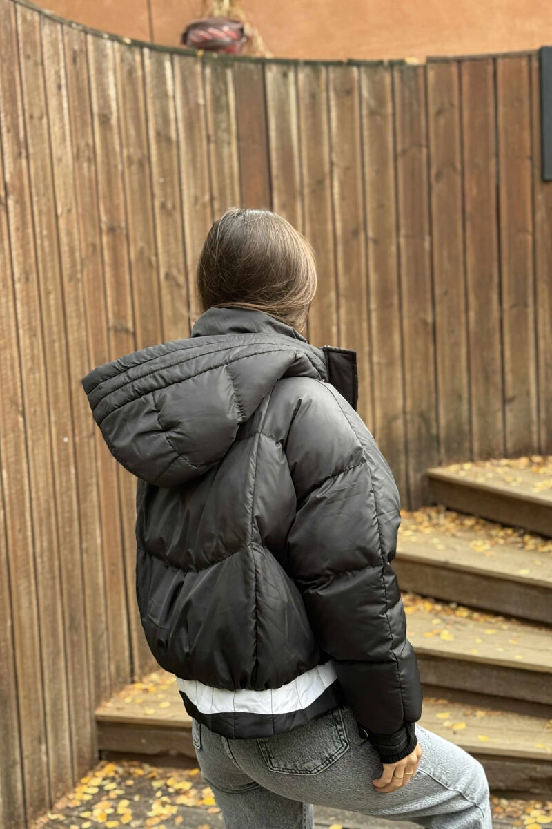 XHUP I SHKURTËR ME KAPUÇ DHE ZINXHIR PËR FEMRA NË NGJYRË TË ZEZË - 3