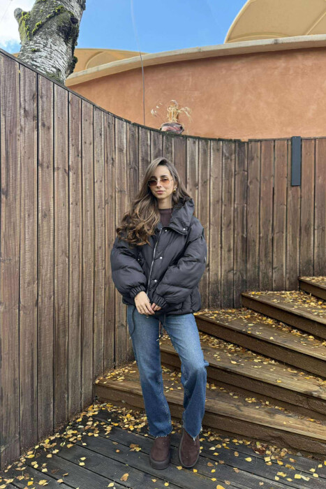 XHUP ME KAPUC PËR FEMRA NË NGJYRËN E ZEZË - KLAUDIO FASHION