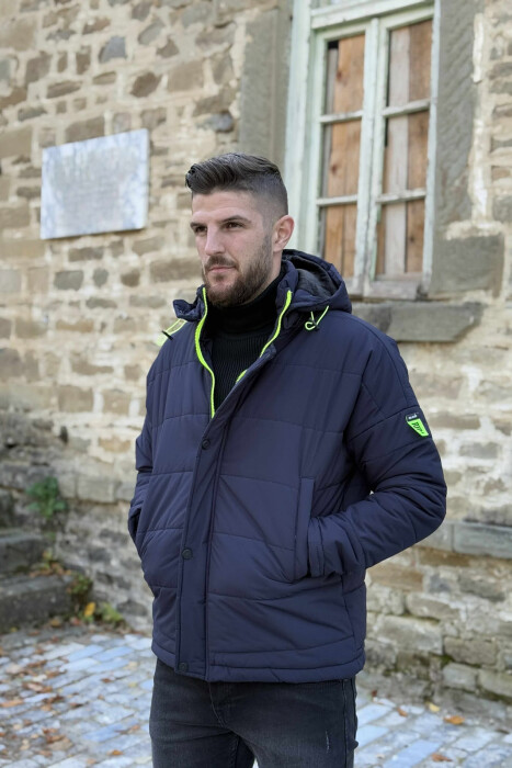 XHUP ME KAPUÇ PËR MESHKUJ NË NGJYRË BLU TË ERRËT - 4