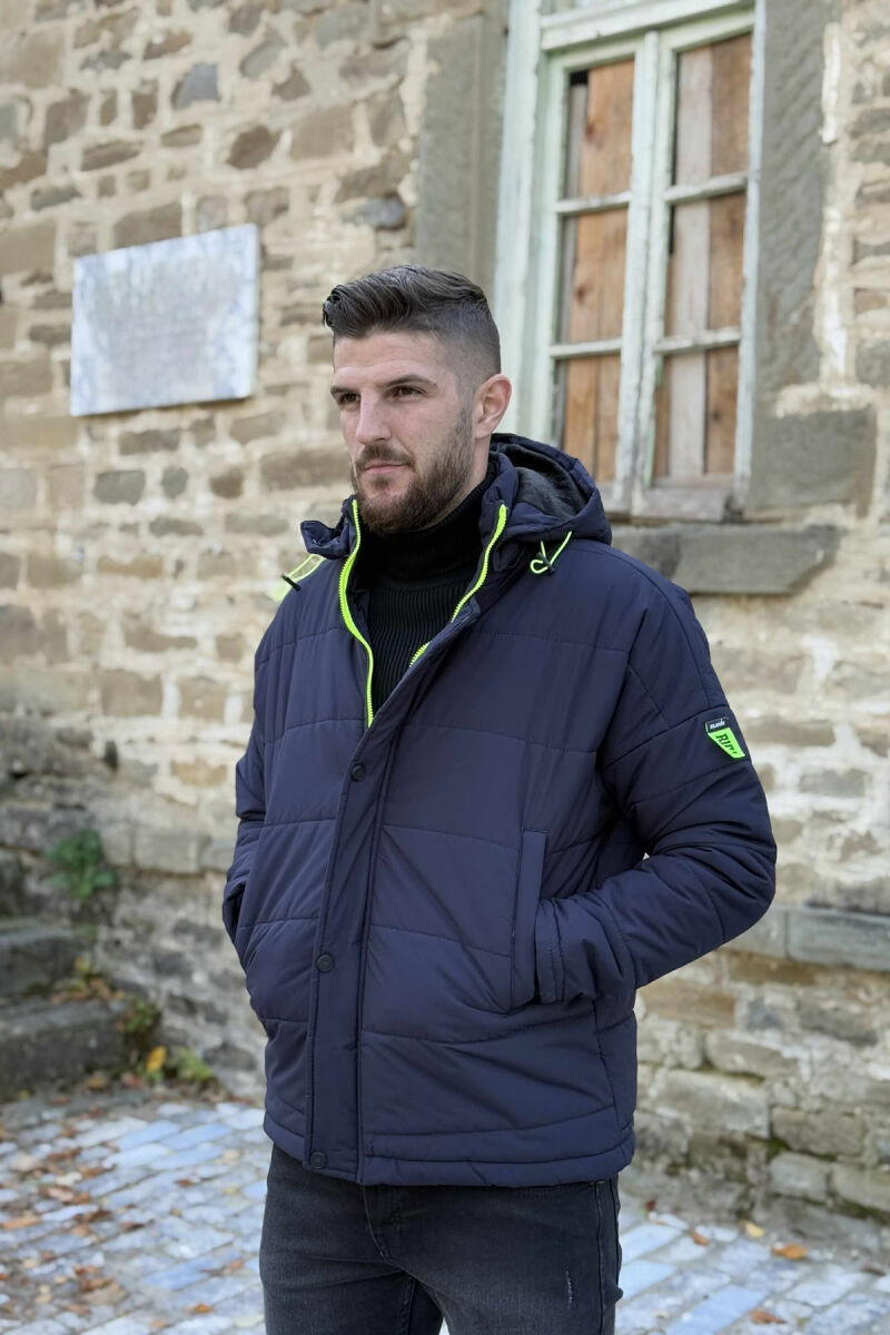 XHUP ME KAPUÇ PËR MESHKUJ NË NGJYRË BLU TË ERRËT - 4