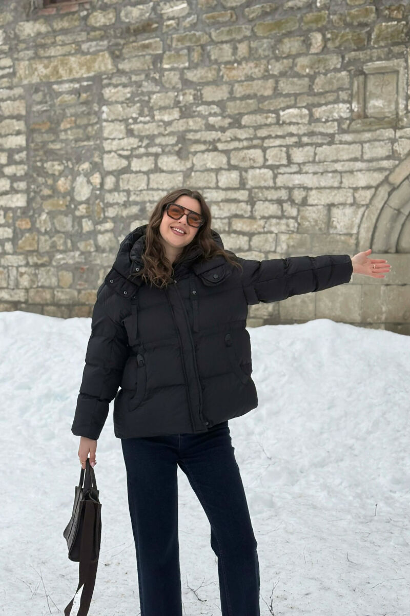 XHUP NJE NGJYRESH ME KAPUÇ DHE ZINXHIR PER FEMRA NE NGJYRE TE ZEZE - 6