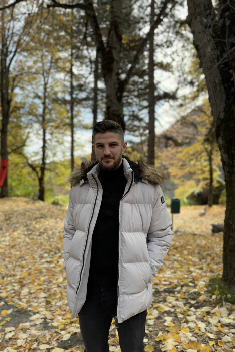 XHUP NJË NGJYRËSH ME KAPUC PËR MESHKUJ NË NGJYRËN GRI E ZBARDHUR 