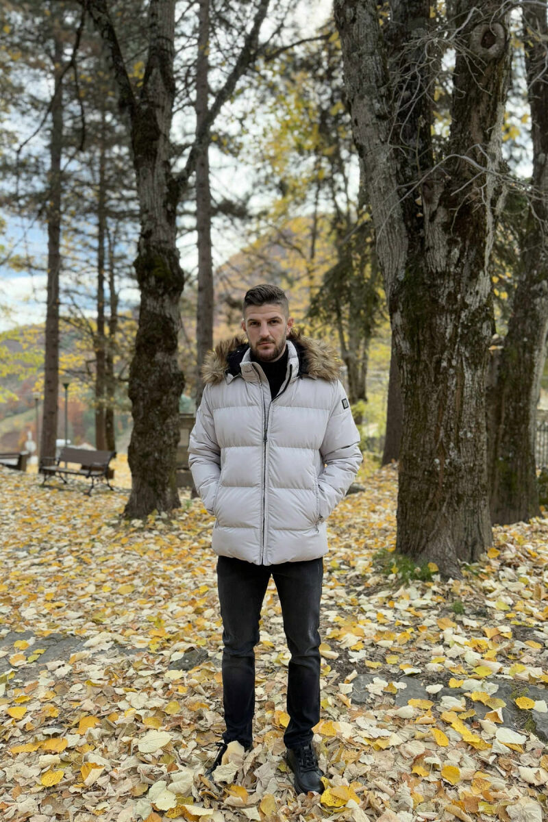 XHUP NJË NGJYRËSH ME KAPUC PËR MESHKUJ NË NGJYRËN GRI E ZBARDHUR - 6