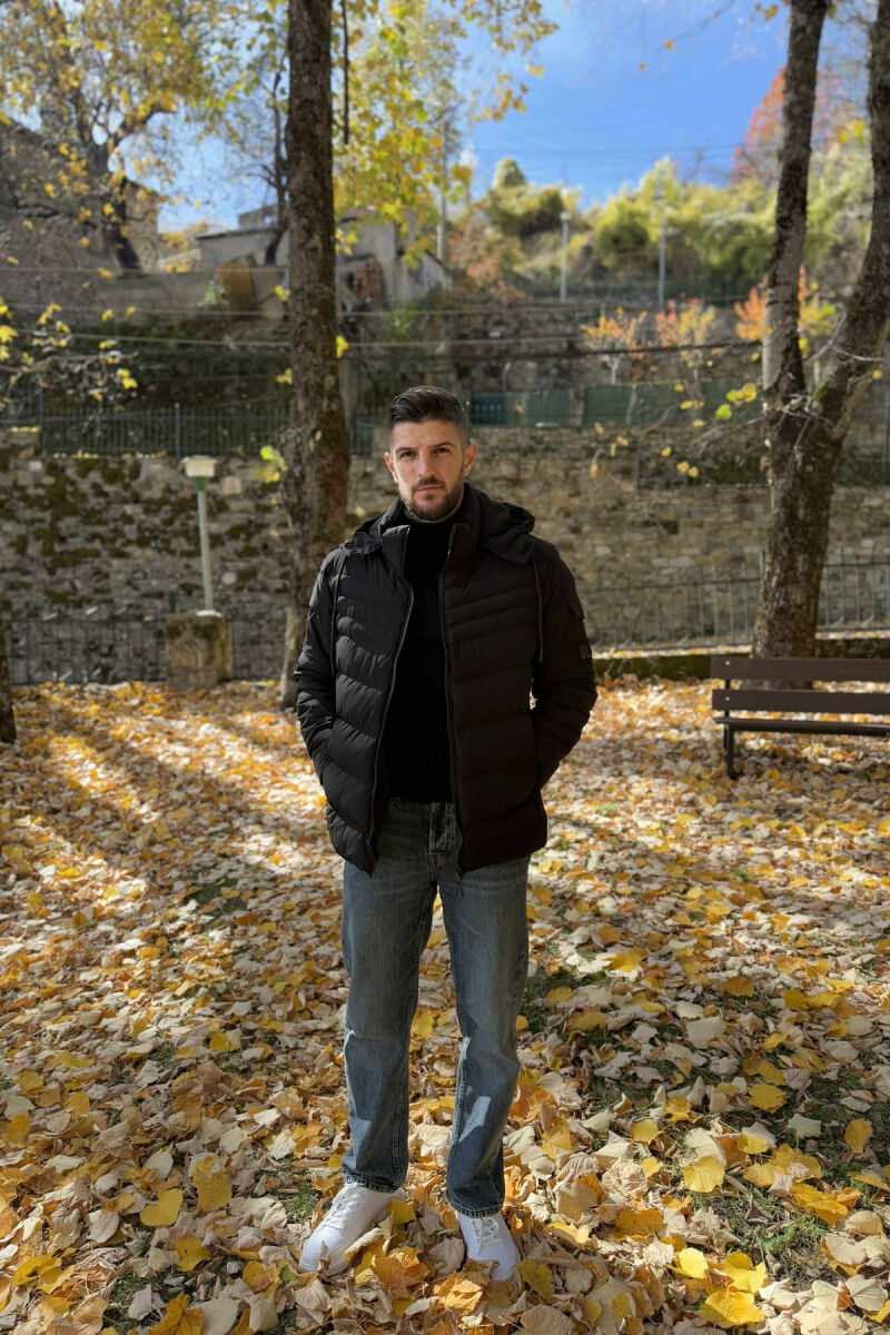 XHUP NJË NGJYRËSH ME PUSH DHE KAPUC PËR MESHKUJ NË NGJYRËN E ZEZË - 1