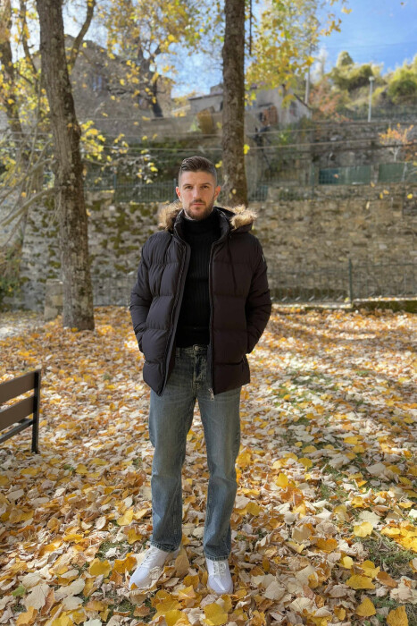 XHUP NJË NGJYRËSH ME PUSH DHE KAPUC PËR MESHKUJ NË NGJYRËN E ZEZË 