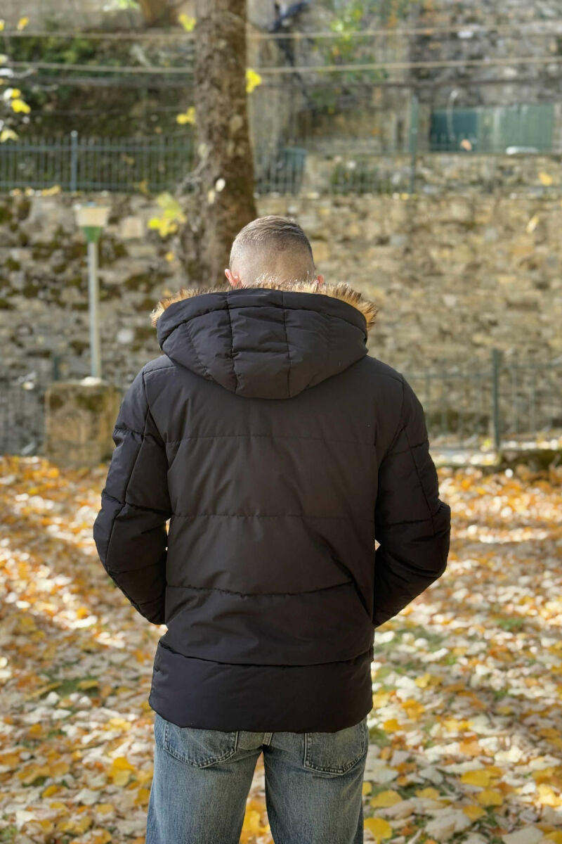 XHUP NJË NGJYRËSH ME PUSH DHE KAPUC PËR MESHKUJ NË NGJYRËN E ZEZË - 2