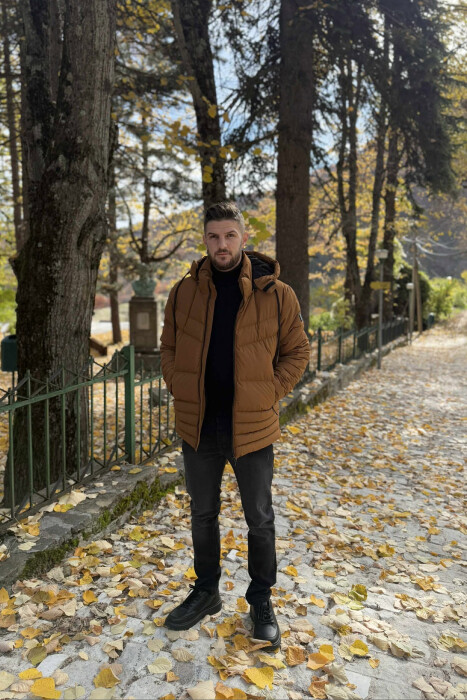 XHUP NJË NGJYRËSH ME PUSH PËR MESHKUJ NË NGJYRËN KAFE 