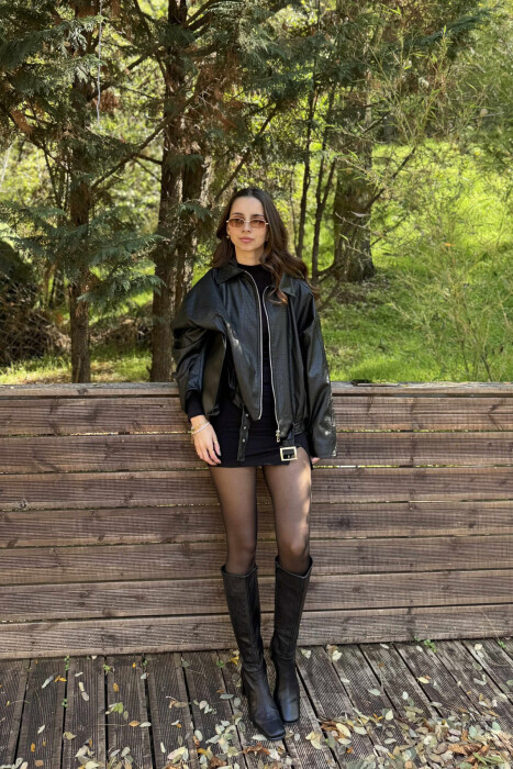 XHAKETË NJË NGJYRËSHE LËKURE ME JAKË ME ZINXHIR PËR FEMRA NË NGJYRË TË ZEZË - KLAUDIO FASHION